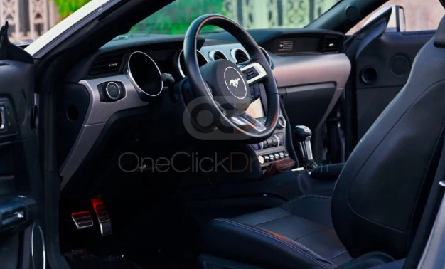 Gümüş Ford Mustang EcoBoost Convertible V4 2020 for rent in Dubai 3